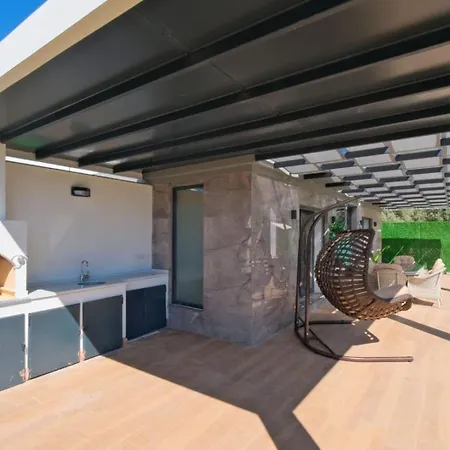 3 Bedroom With Private Pool Hot Tub Vilă