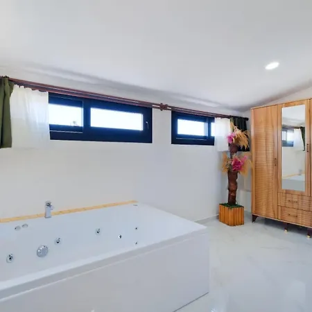 Ovacik 3 Bedroom With Private Pool Hot Tub 빌라 페티예